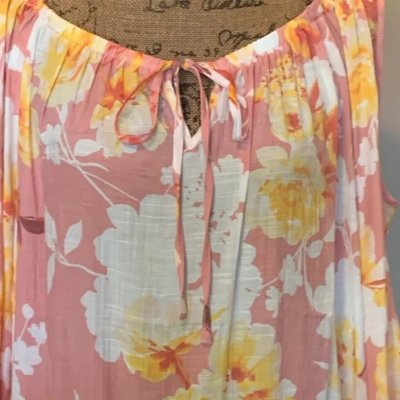 Lovely floral cold shoulder blouse-New with tag! - Picture 2 of 4